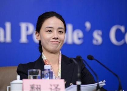 美女翻譯成兩會(huì)“吸睛”焦點(diǎn)，智慧與美貌并存
